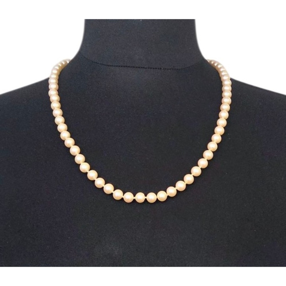 Vintage Richelieu Faux‎ Pearl Gold Tone Leaf Closure Single Strand Necklace